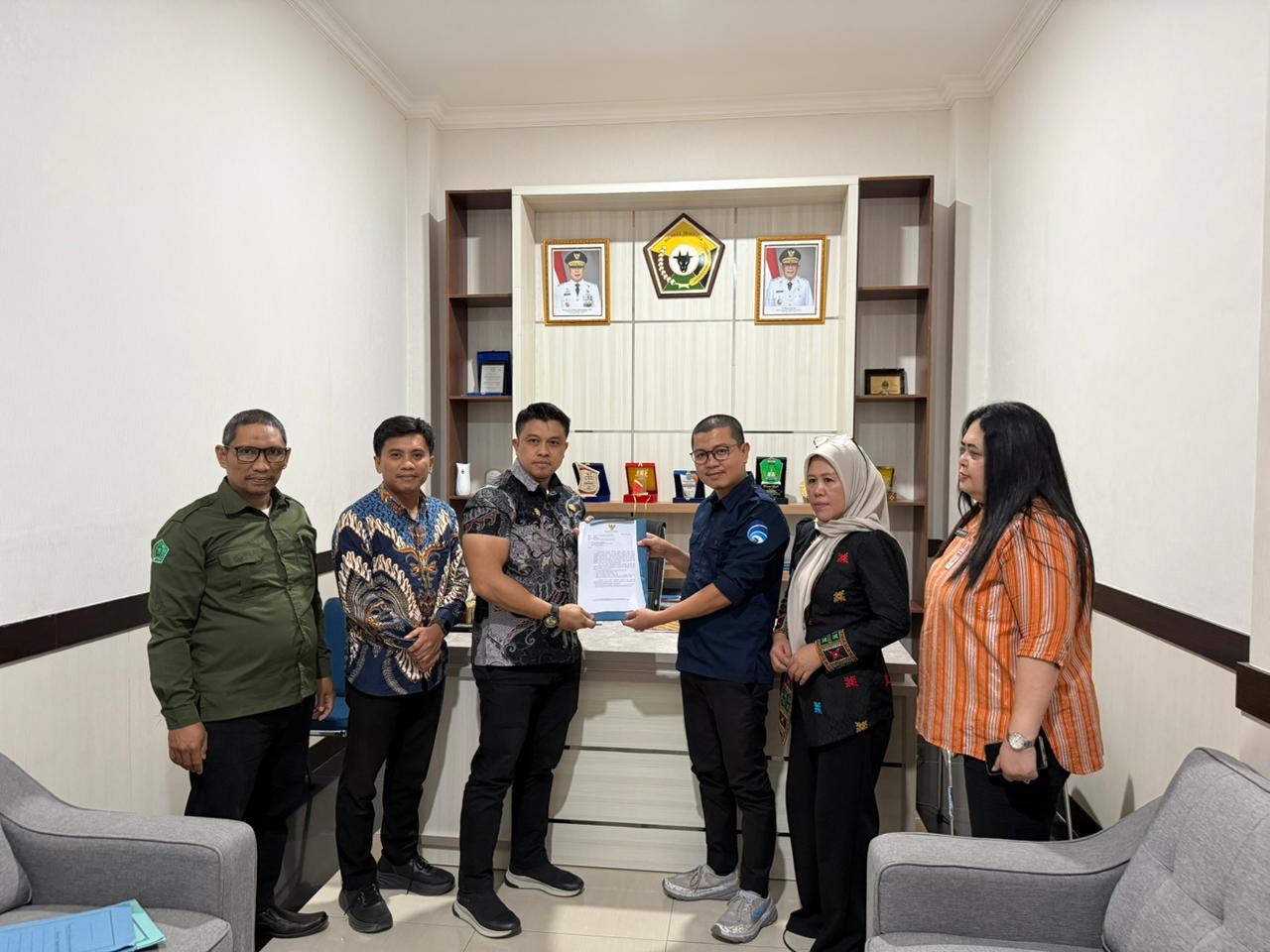 Tingkatkan Kinerja Pelayanan, Pemkab Konawe Serahkan Dokumen Usulan Kenaikan Status Diskominfo ke Tipe A
