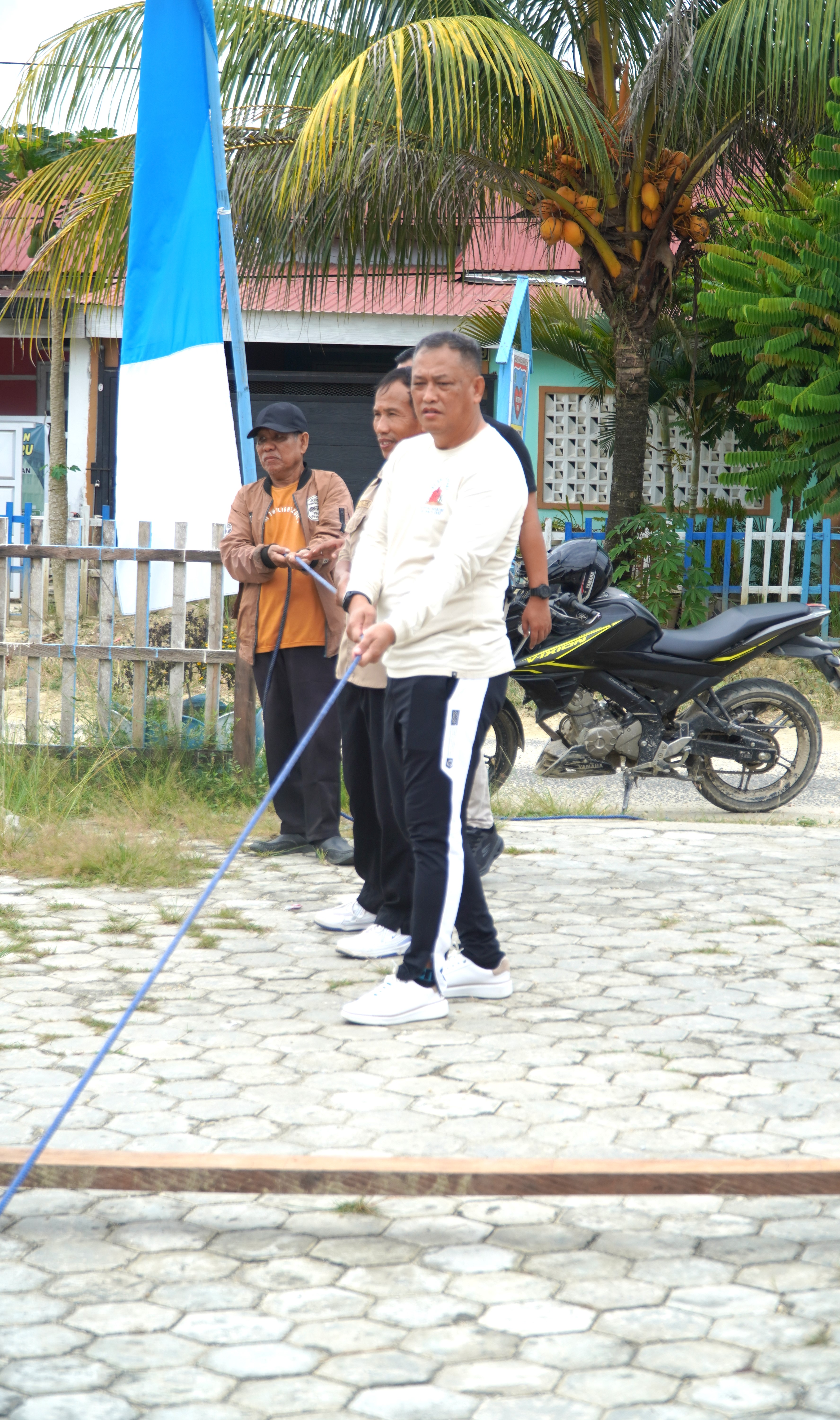 Sekda Konawe Tinjau Progres Pembangunan Rumah Adat di Kel. Anggaberi Jelang Lomba Kelurahan Tingkat Nasional