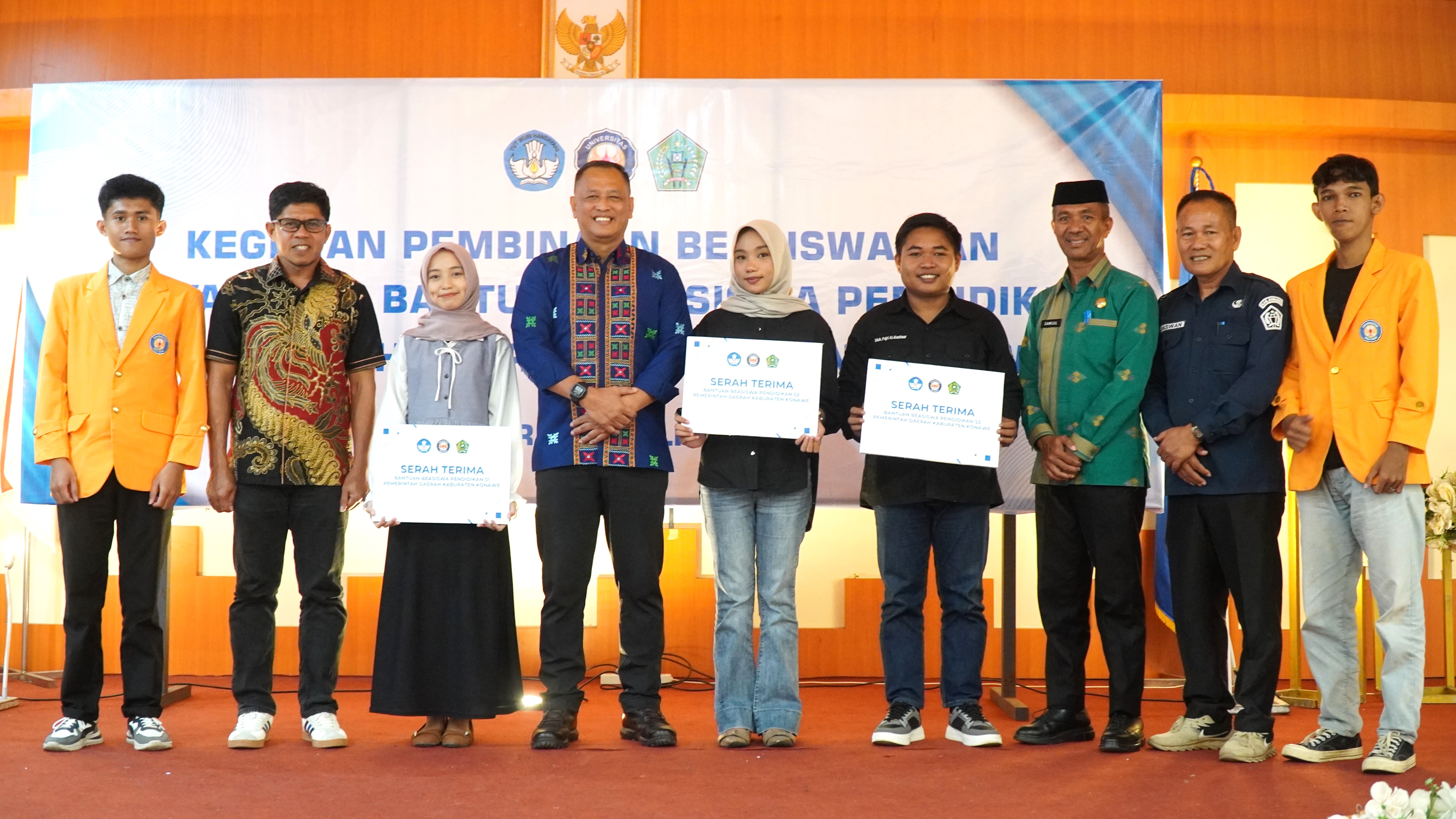 Sekda Konawe Serahkan Bantuan Beasiswa Pendidikan Pemerintah Kabupaten Konawe Tahun 2026