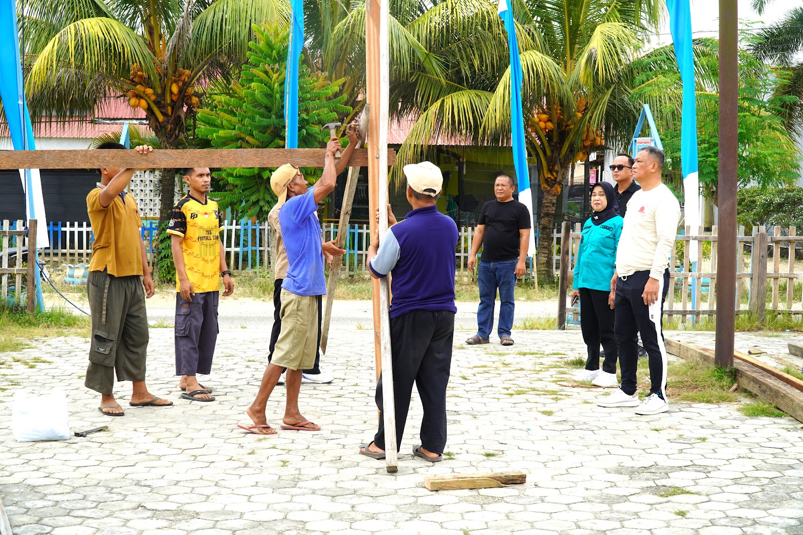Sekda Konawe Tinjau Progres Pembangunan Rumah Adat di Kel. Anggaberi Jelang Lomba Kelurahan Tingkat Nasional