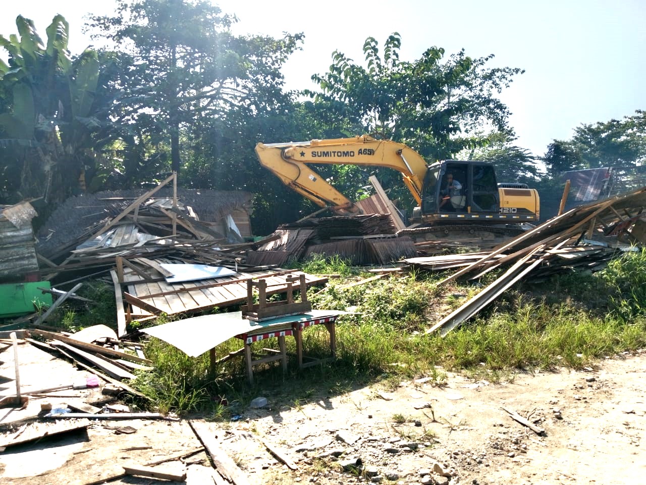 Pemkab Konawe Laksanakan Pembongkaran Tahap Akhir Bangunan Liar untuk Dukung Pembangunan Alun-Alun Kota Unaaha