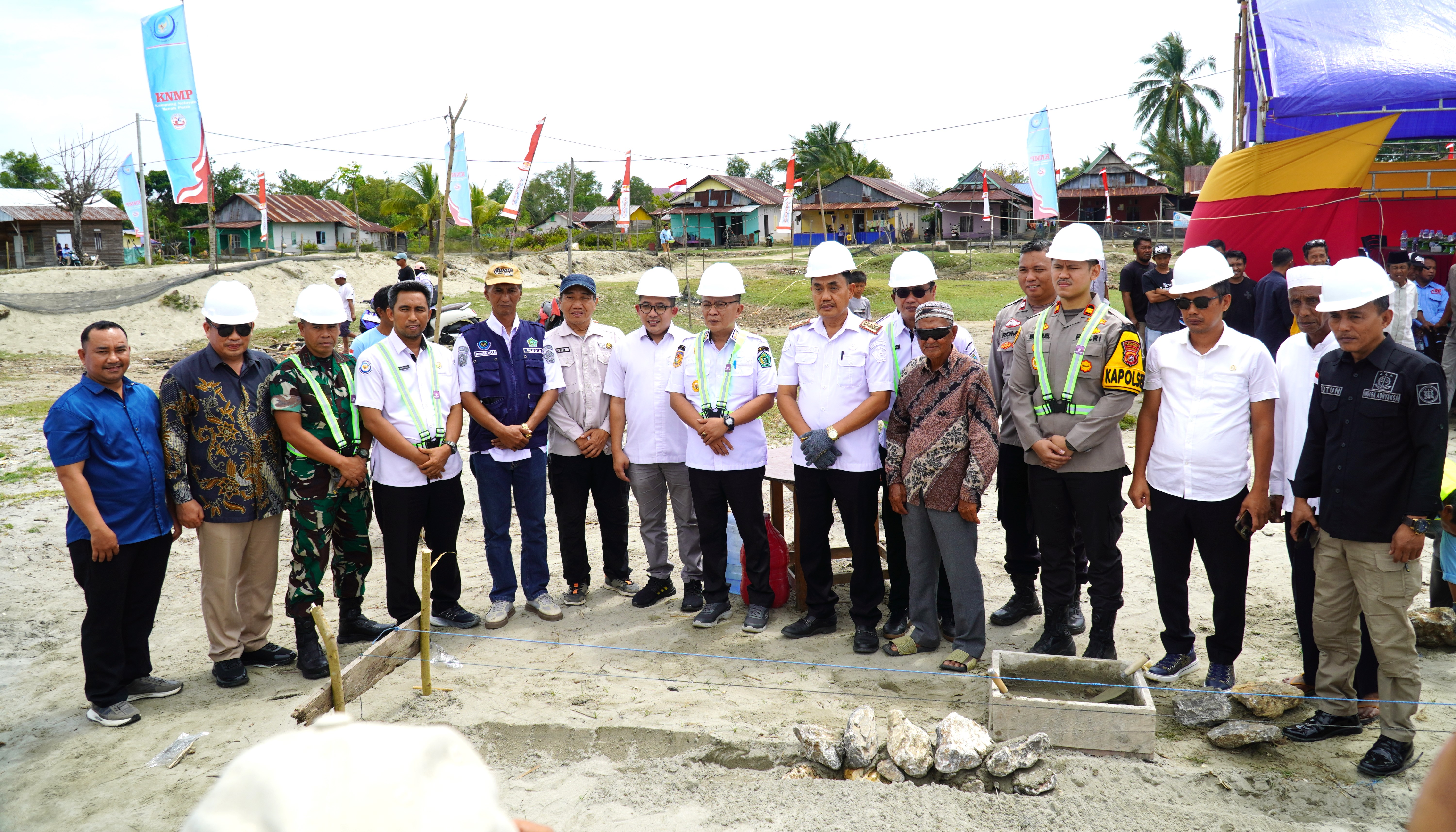 Wakil Bupati Konawe Letakkan Batu Pertama Kampung Nelayan Merah Putih di Desa Muara Sampara, Wujud Sinergi Pusat-Daerah Bangun Pesisir Moderen