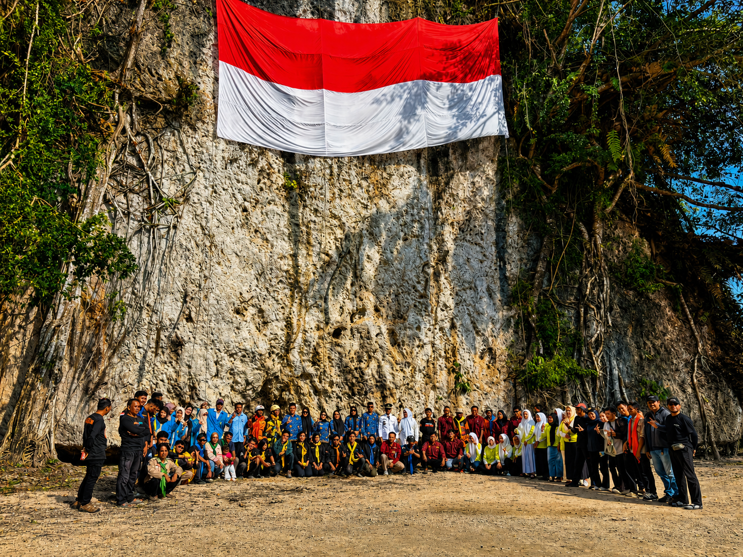 Bendera Raksasa Berkibar di Tebing Sawapudo dan Hutan Pinus Baini