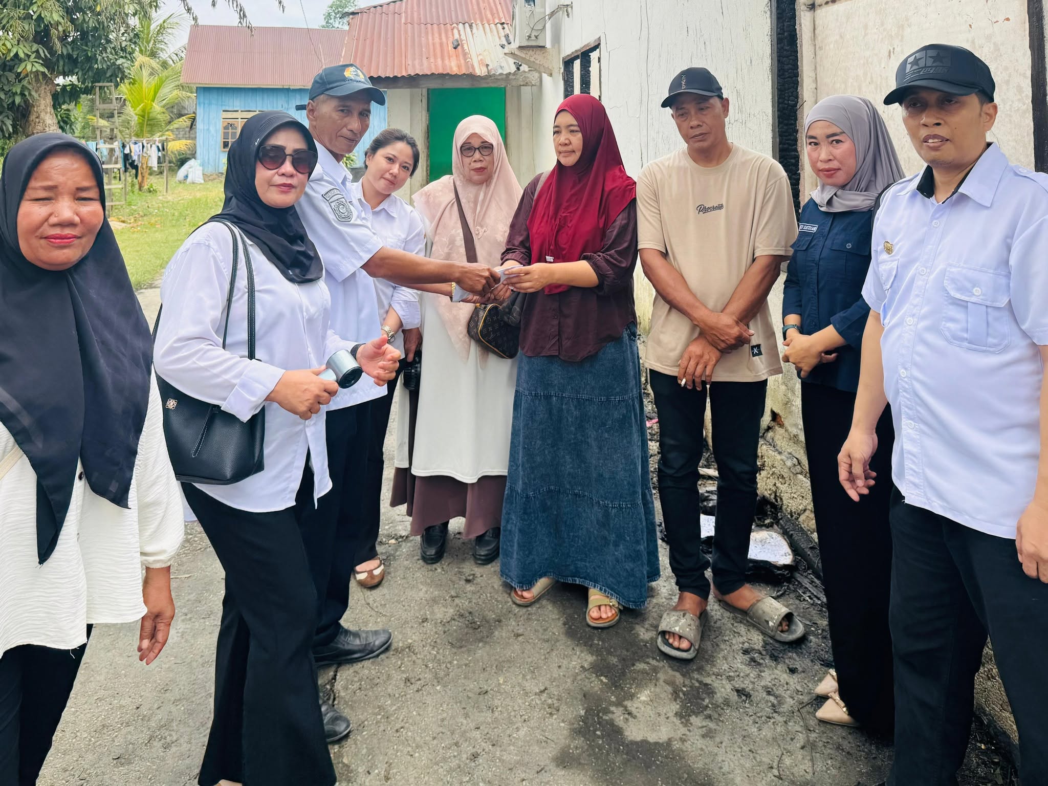Wujud Kepedulian, Dinas Perikanan Konawe Bantu Korban Kebakaran di Kasupute.